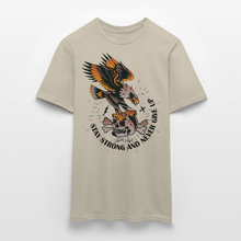 Charger l'image dans la galerie, T-shirt Tattoo old school Homme Stay strong and never give up - beige sable