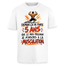 Charger l'image dans la galerie, T-shirt Musculation Humour Homme – Demain, ça va faire 5 ans que je m’inscris à la musculation - blanc