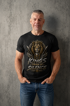 Charger l'image dans la galerie, T-shirt phrase motivation Kings train in silence