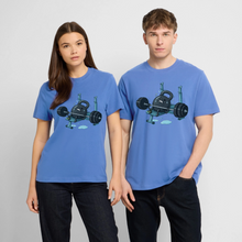 Charger l'image dans la galerie, T-shirt Musculation Humour – Kettlebell au Développé Couché | Fitness Fun 💪😂 - bleu attentif
