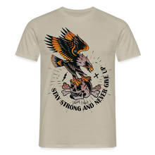 Charger l'image dans la galerie, T-shirt Tattoo old school Homme Stay strong and never give up - beige sable
