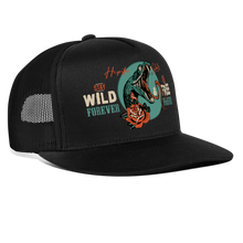 Charger l&#39;image dans la galerie, Casquette Trucker Serpent Wild &amp; Free - noir/noir
